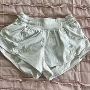 Lululemon Hotty Hot Low-Rise Lined Short 2.5”, Size 2